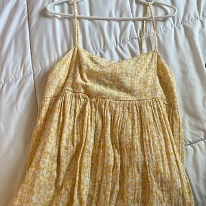 super cute spring dress with cutout in the back